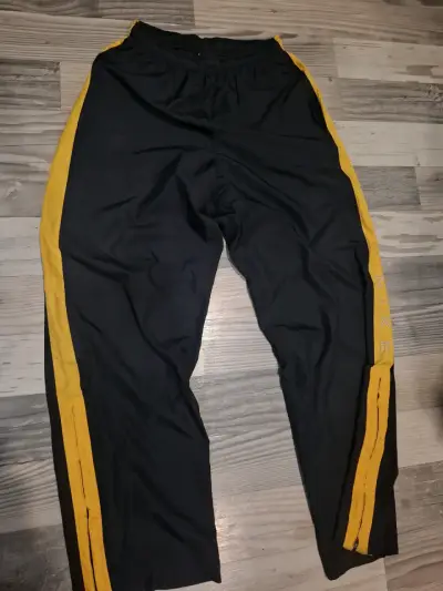 Pantalones deportivos Nike negros y amarillos - miniatura 1
