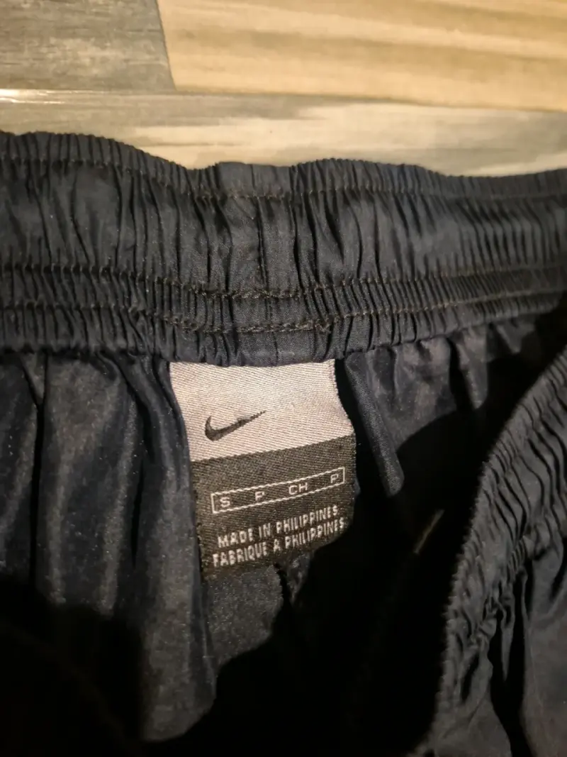 Pantalones deportivos Nike negros y amarillos - 2
