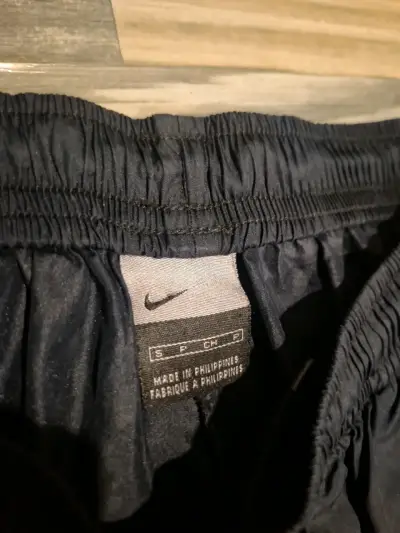 Pantalones deportivos Nike negros y amarillos - miniatura 2