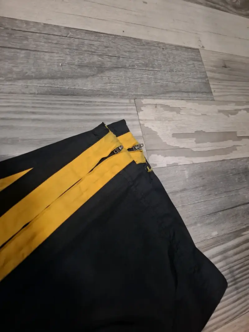 Pantalones deportivos Nike negros y amarillos - 3