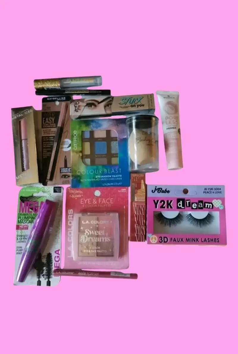 Set de maquillaje variado con paletas y pestañas
