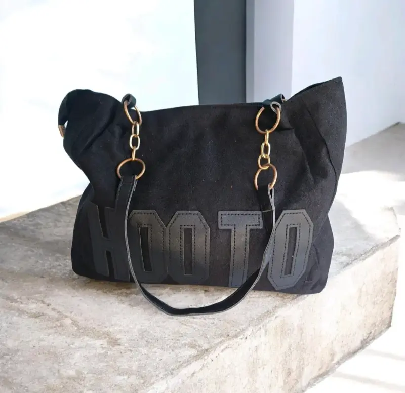 Bolso negro de lona con asas doradas - 1