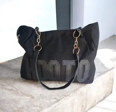 Bolso negro de lona con asas doradas - miniatura 1