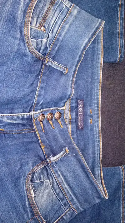 Jeans azul desgastado para mujer - miniatura 2