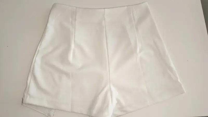 Falda blanca con lentejuelas plateadas - 2