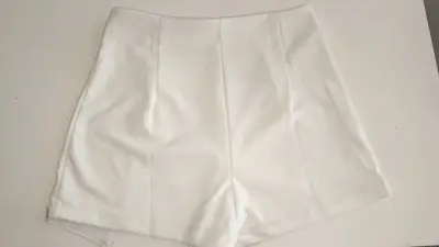 Falda blanca con lentejuelas plateadas - miniatura 2