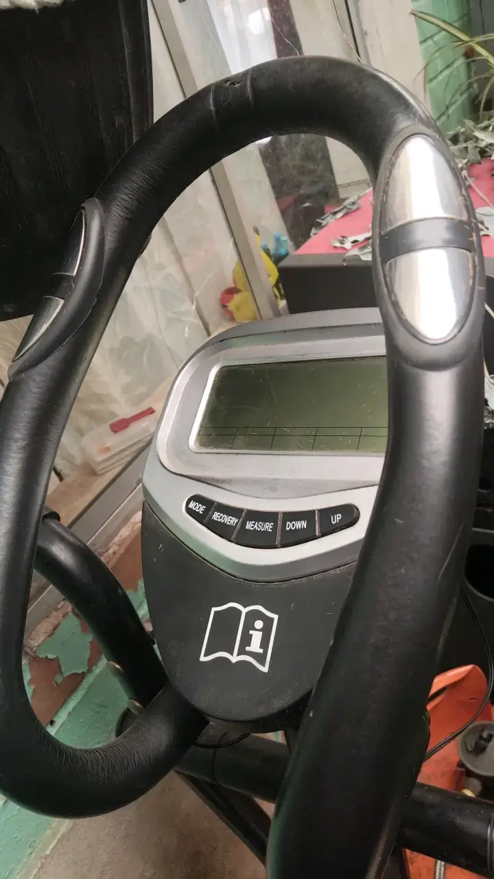 Bicicleta estática con monitor digital - 1