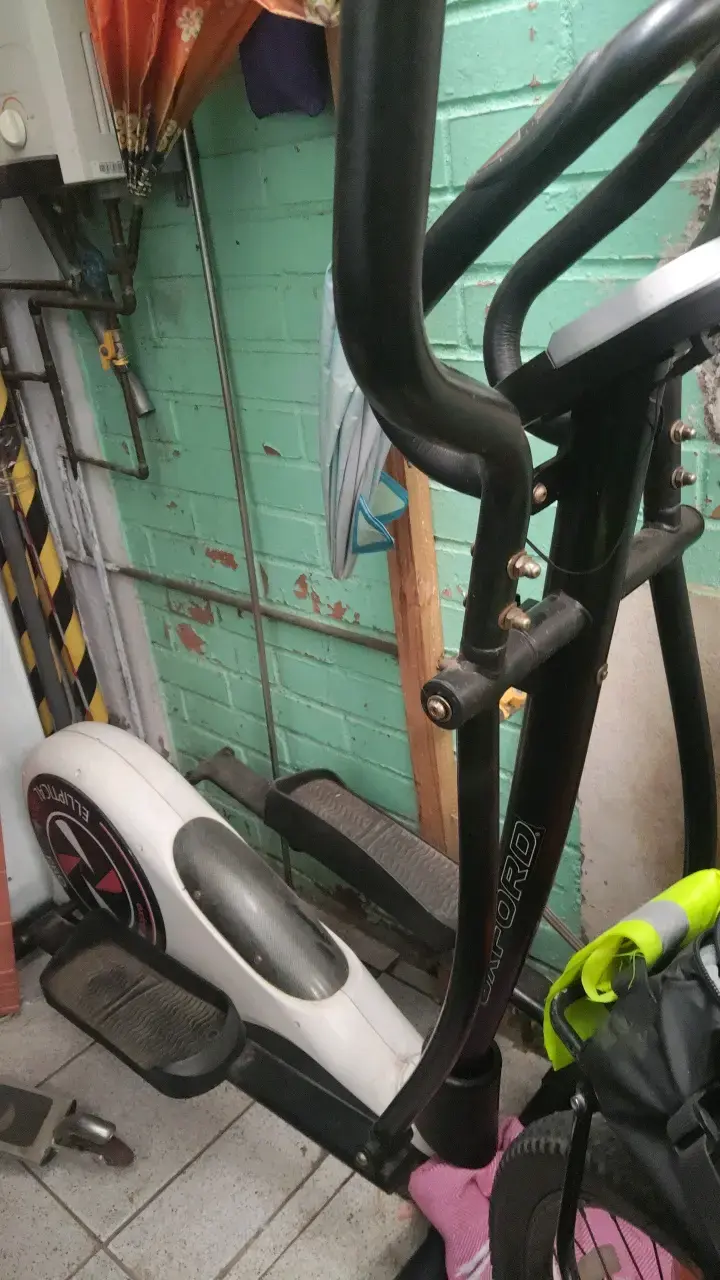 Bicicleta estática con monitor digital - 3