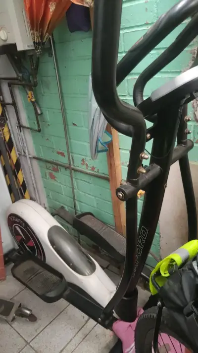 Bicicleta estática con monitor digital - miniatura 3