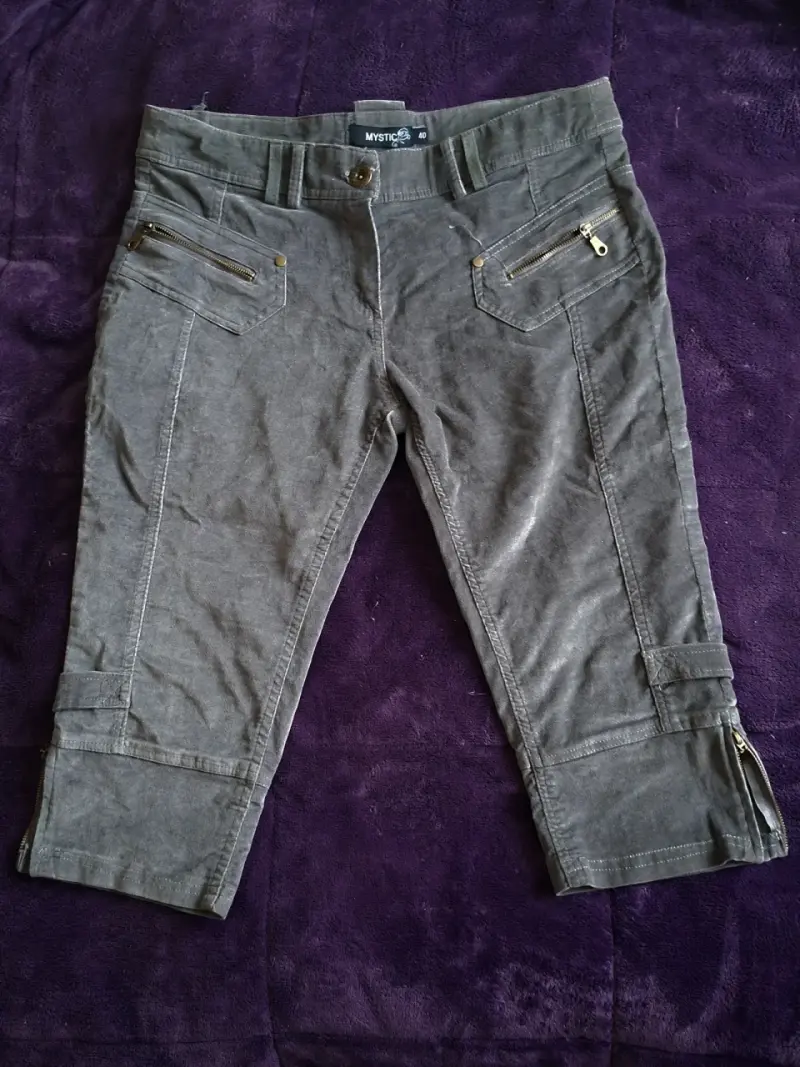 Pantalones capri Mystic grises con bolsillos - 1