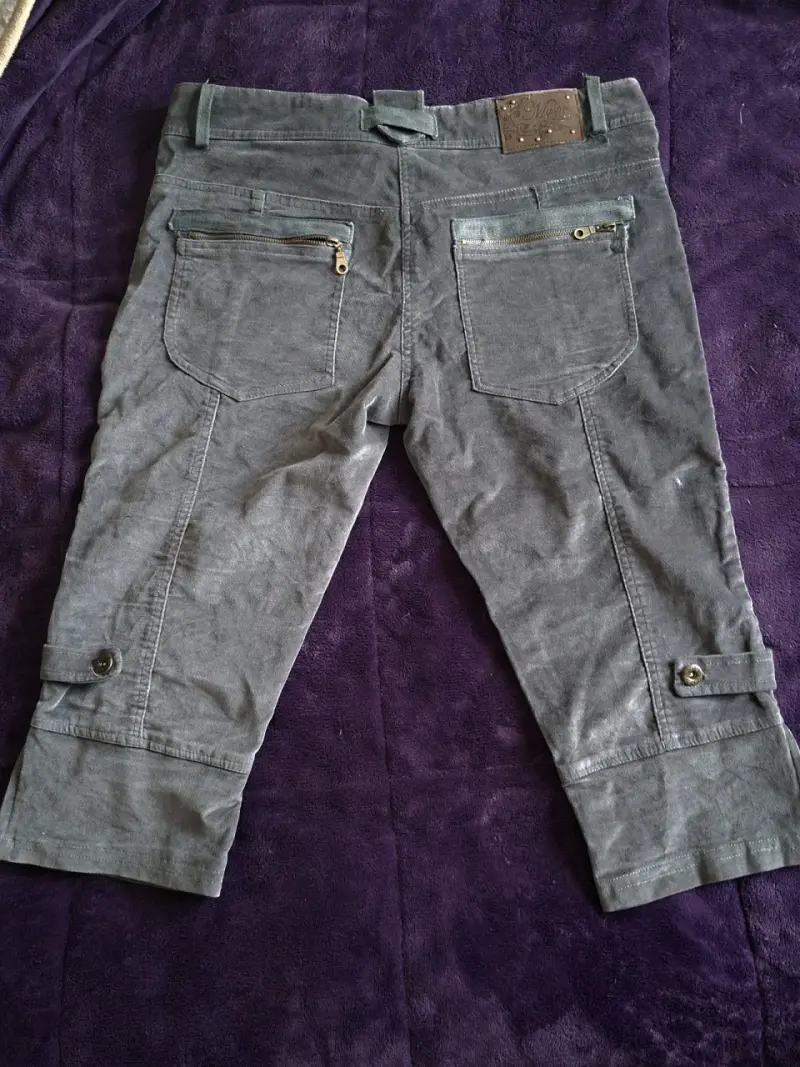 Pantalones capri Mystic grises con bolsillos - 2