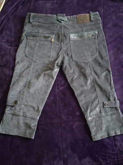 Pantalones capri Mystic grises con bolsillos - miniatura 2