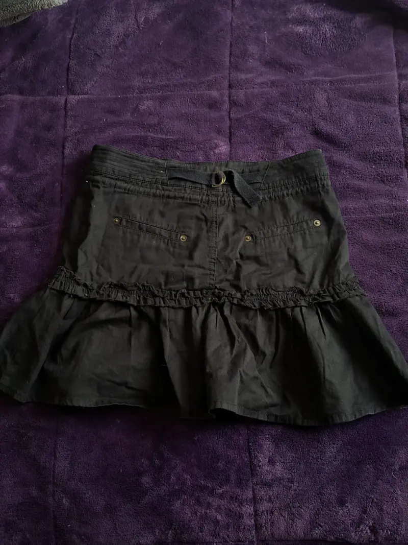 Falda corta negra con bolsillos ALT - 2