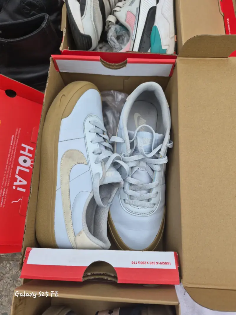 Zapatillas Nike blancas con suela de goma