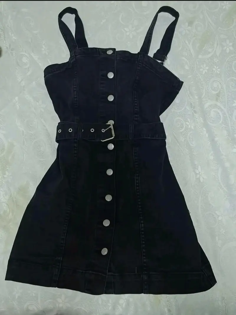 Vestido negro con tirantes y botones - 1