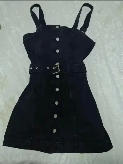 Vestido negro con tirantes y botones - miniatura 1