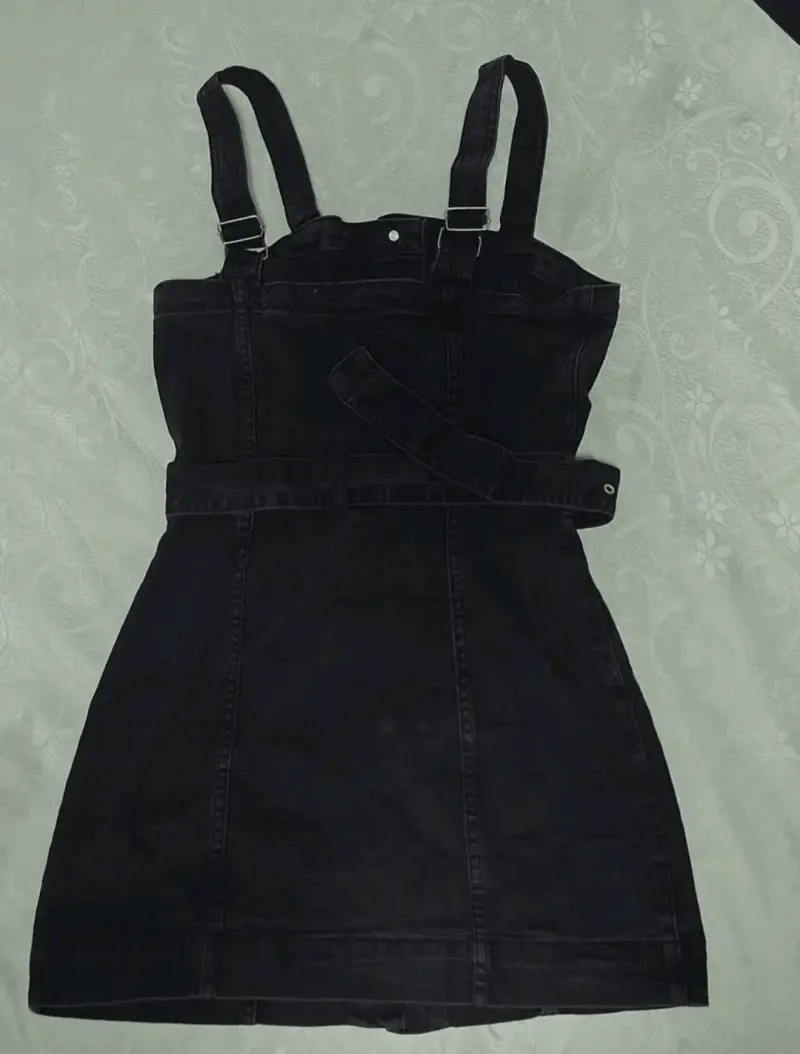 Vestido negro con tirantes y botones - 2