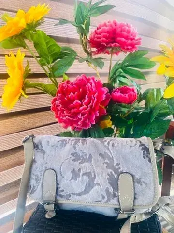 Cartera de hombro beige con diseño floral - 1