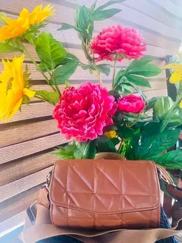 Cartera de hombro beige con diseño floral - miniatura 2