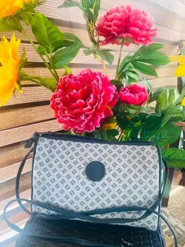 Cartera de hombro beige con diseño floral - 3