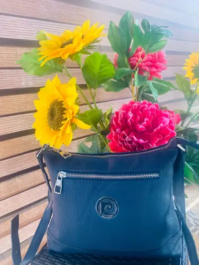 Cartera de hombro beige con diseño floral - miniatura 4