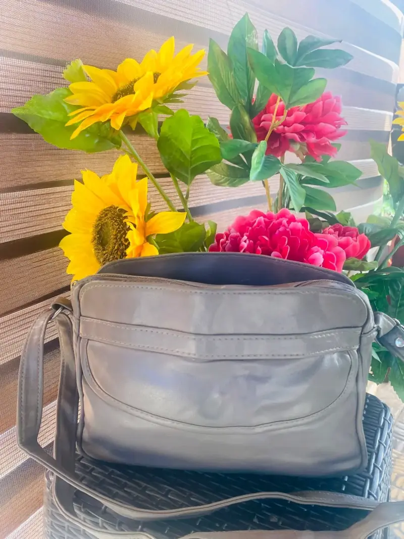 Cartera de hombro beige con diseño floral - 5
