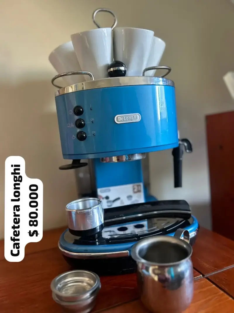 Cafetera DeLonghi azul con accesorios