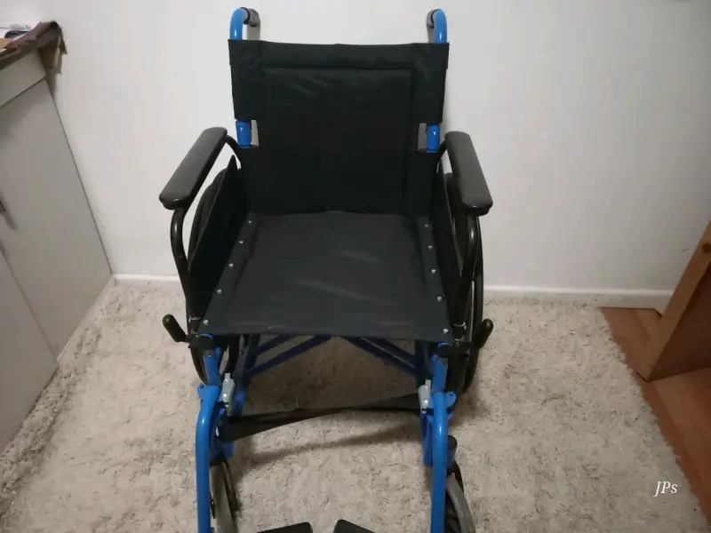 Silla de ruedas plegable azul en buen estado - 2