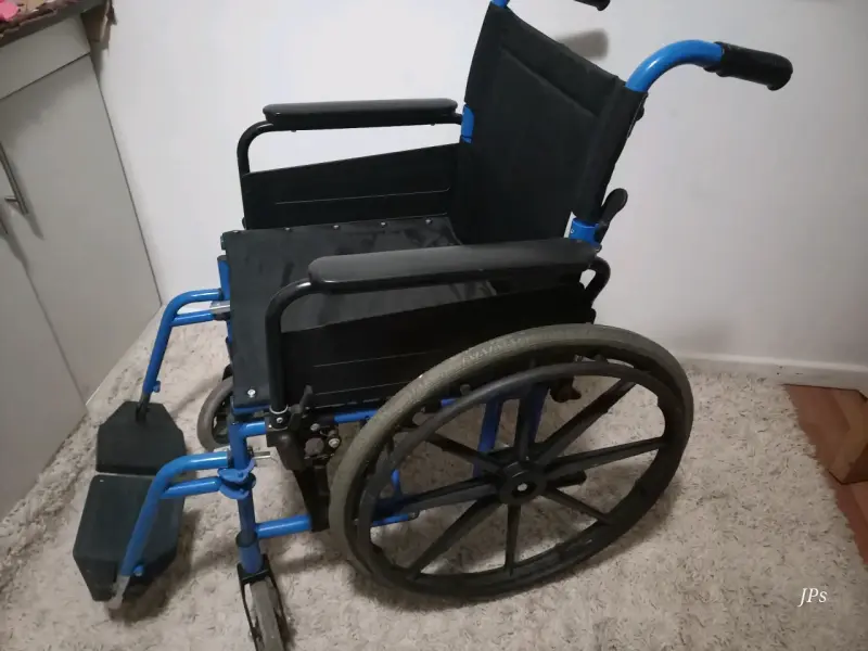 Silla de ruedas plegable azul en buen estado - 3