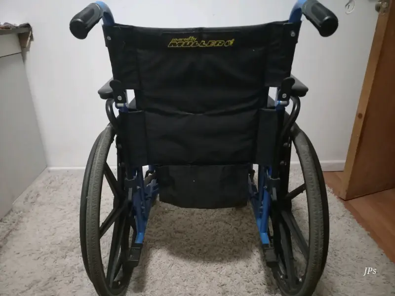 Silla de ruedas plegable azul en buen estado - 5