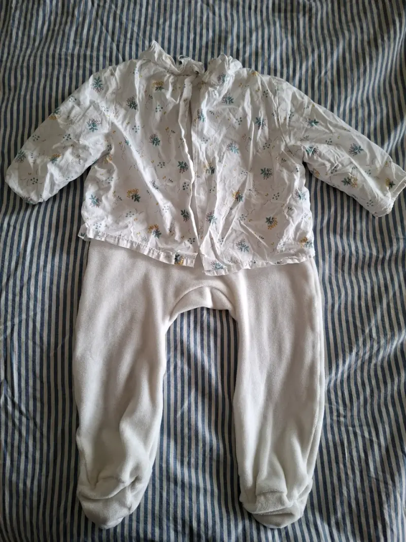 Conjunto de bebé blanco con estampado floral - 1