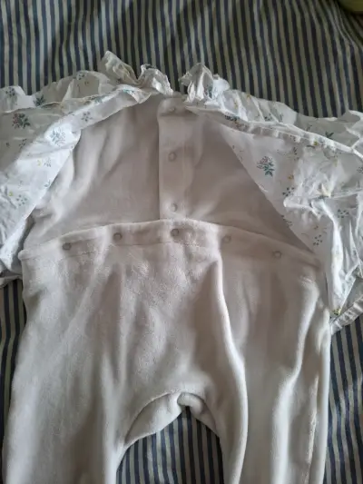 Conjunto de bebé blanco con estampado floral - miniatura 2