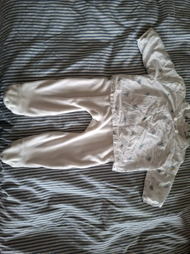 Conjunto de bebé blanco con estampado floral - 3