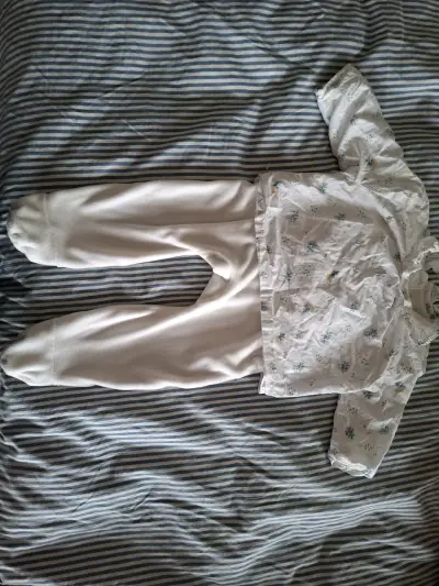 Conjunto de bebé blanco con estampado floral - miniatura 3