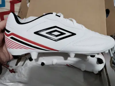 Zapatillas de fútbol Umbro blancas nuevas - miniatura 1