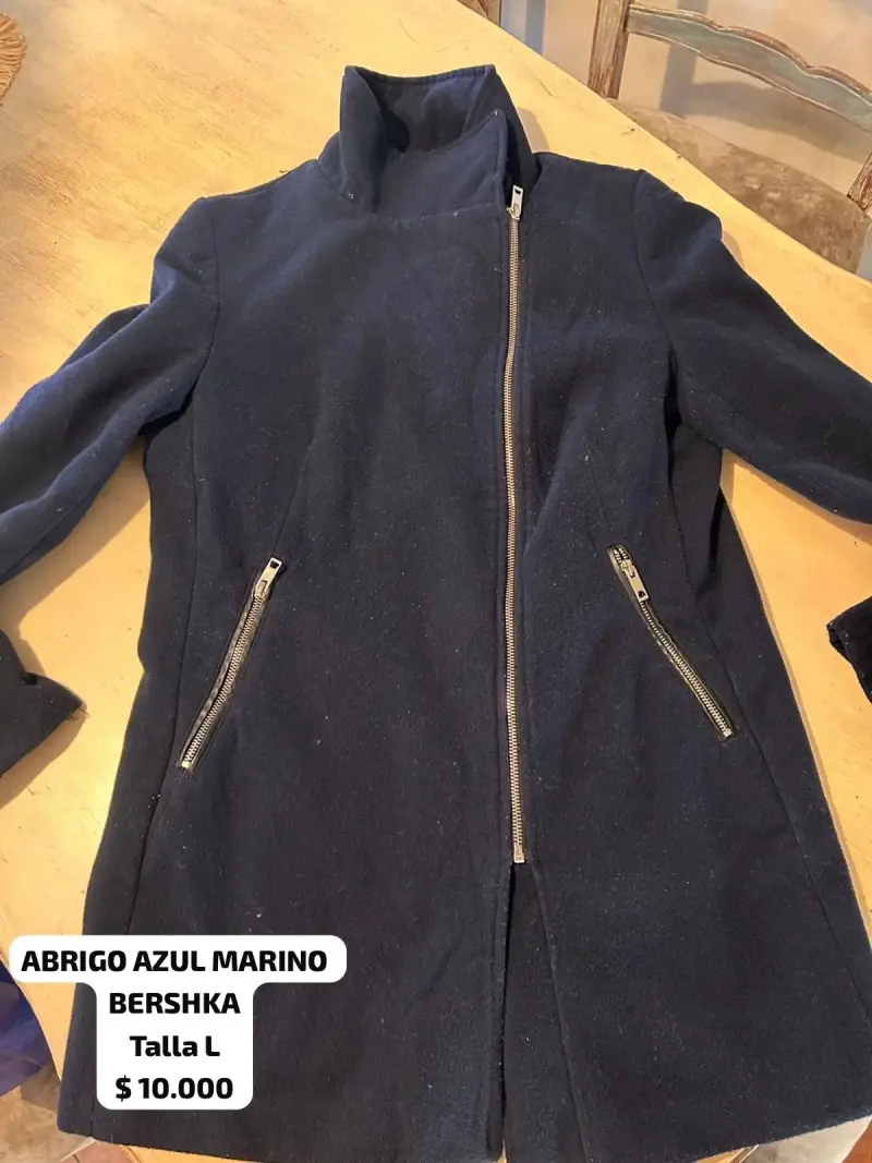 Abrigo azul marino Bershka con cierre