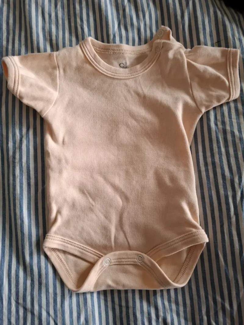 Body de bebé color beige con botones
