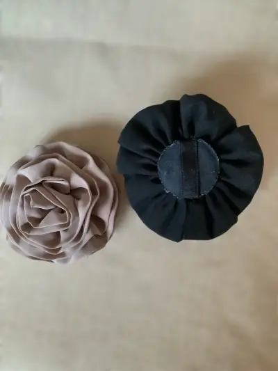 Dos prendedores para adornar abrigos blusas etc - miniatura 2
