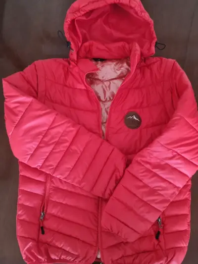 Chaqueta acolchada roja con capucha para hombre - miniatura 3