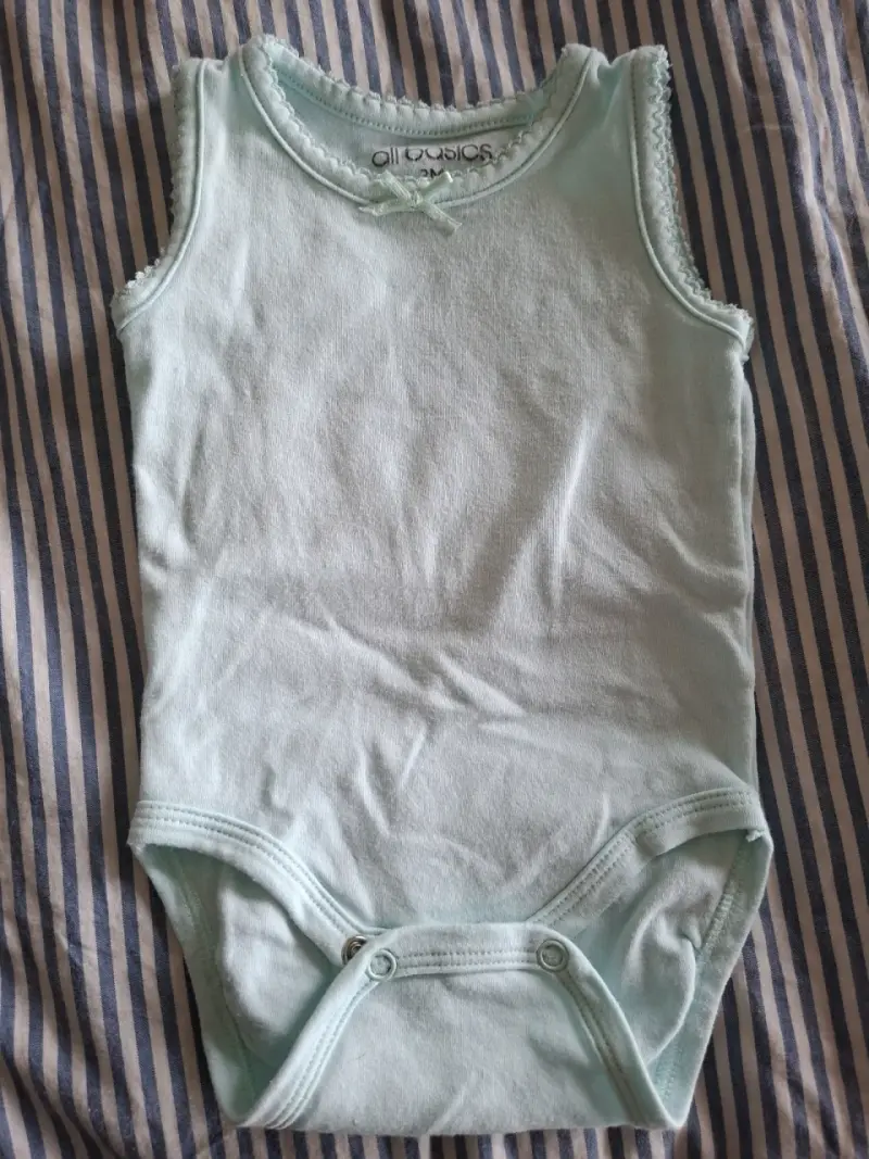 Body de bebé celeste sin mangas All Basics