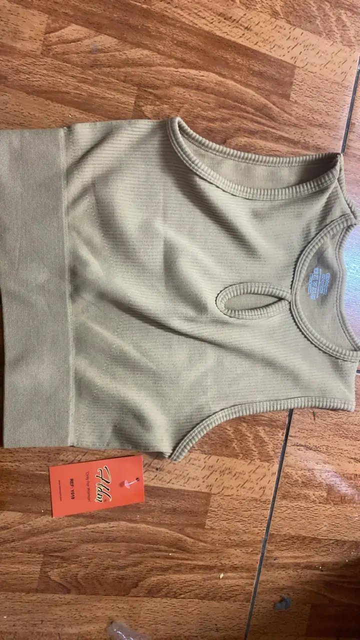 Top sin mangas beige con diseño moderno - 1