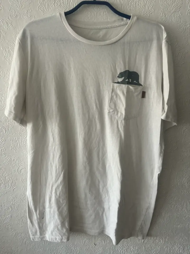 Polera blanca con diseño de oso