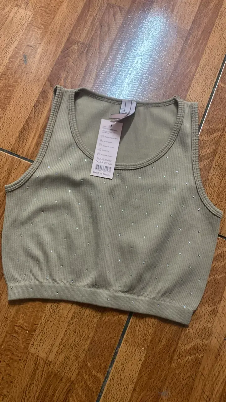 Top corto verde con detalles brillantes