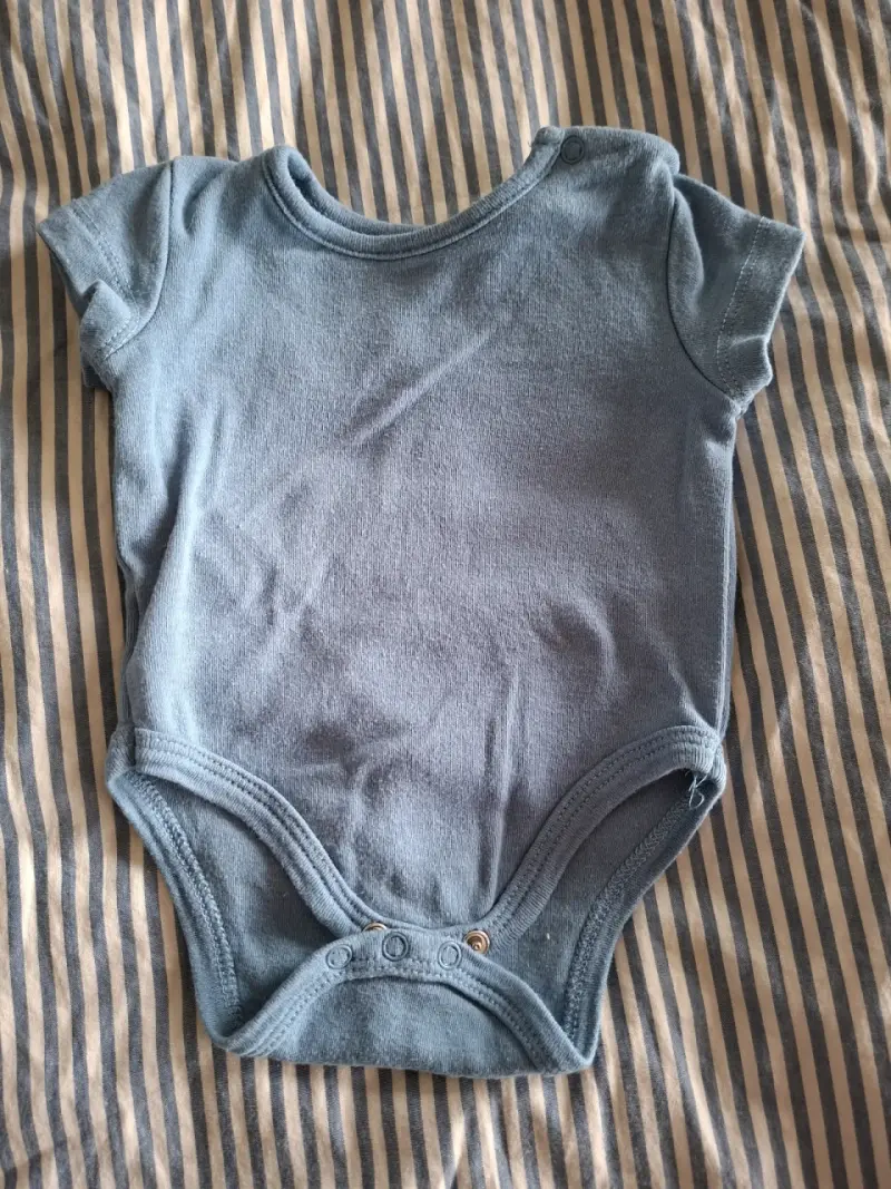 Body de bebé azul manga corta