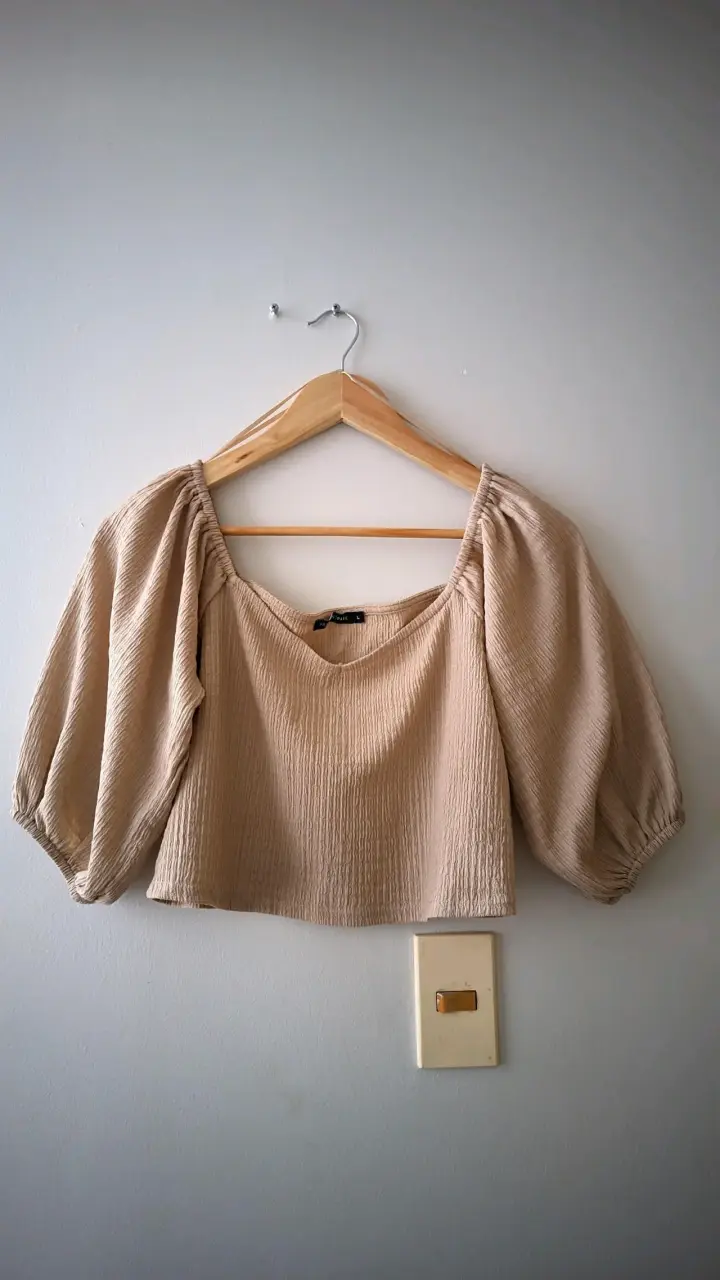 Blusa beige de manga abullonada talla L