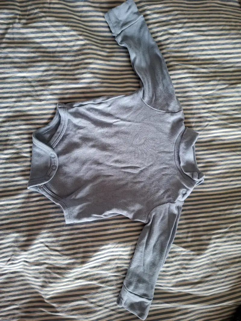 Body de bebé gris manga larga