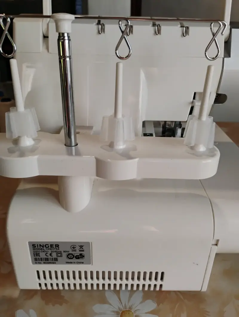 Máquina overlock Singer 14SH754 - 1