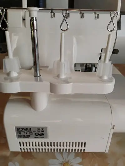 Máquina overlock Singer 14SH754 - miniatura 1