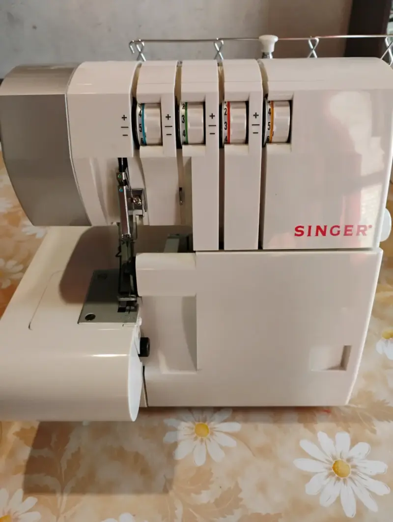 Máquina overlock Singer 14SH754 - 2
