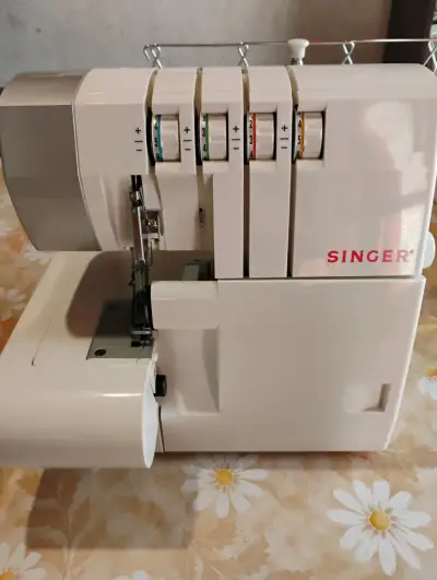 Máquina overlock Singer 14SH754 - miniatura 2